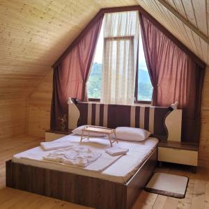 un grand lit dans une chambre avec une fenêtre dans l'établissement Time House, à Kokotauri