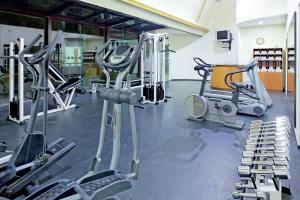 un gimnasio con varias cintas de correr y máquinas cardiovasculares en Holiday Inn Veracruz-Boca Del Rio, an IHG Hotel en Veracruz