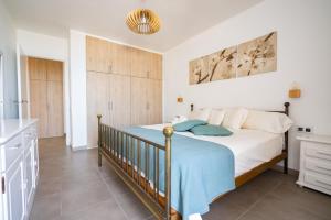 Postel nebo postele na pokoji v ubytování Azahara Deck + 9 fotografií