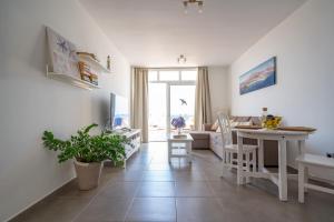 Posezení v ubytování Azahara Deck