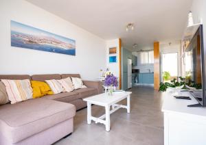 TV a/nebo společenská místnost v ubytování Azahara Deck