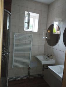 y baño con lavabo y espejo. en Hostinec pod úbočou en Valaská