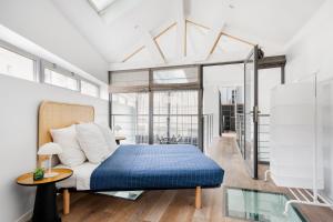 מיטה או מיטות קומותיים בחדר ב-Edgar Suites - Bordeaux Meriadeck