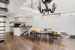- une cuisine avec une table à manger et des chaises dans l'établissement Edgar Suites - Bordeaux Meriadeck, à Bordeaux