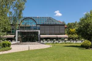 een gebouw met een tuin ervoor bij Glass Residence in Otwock