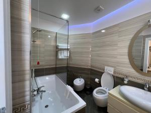 Koupelna v ubytování CC Hotel & Residence + 37 fotografií