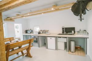 a kitchen with a counter and a bench at MacskaFészek Vendégház in Kissomlyó