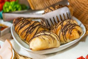 - un plateau de pâtisseries sur une table avec une spatule dans l'établissement B&B Tulip Lotus Castelbuono, à Castelbuono