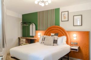 um quarto com uma cama branca e paredes verdes em Your Apartment I Arabica House em Bristol