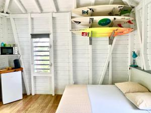 una habitación con tablas de surf colgadas en la pared en Le Surf Lodge, chambre avec vue mer dans un écrin de verdure, en Deshaies