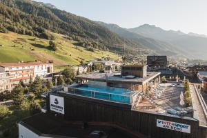 ein Gebäude mit einem Pool darüber in der Unterkunft Anthony's Life&Style Hotel in Sankt Anton am Arlberg