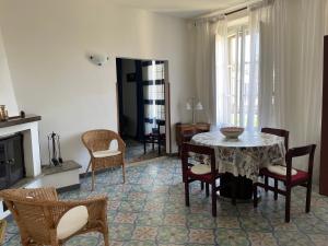 un soggiorno con tavolo e sedie di Casa Ela a Serra San Bruno