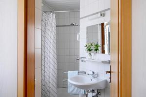 Koupelna v ubytování Hotel Im Kräutergarten