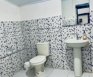 a bathroom with a toilet and a sink at Bendita Pausa-Igatu in Igatu +28 photos