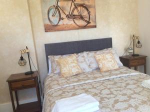 - une chambre avec un lit et un vélo sur le mur dans l'établissement Maison Les Berrys, à Bourganeuf