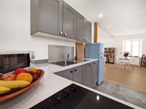 a kitchen with a bowl of fruit on the counter at Studio - Pied à Terre Saulieu in Saulieu