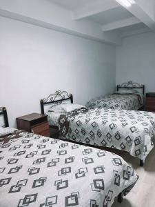 duas camas num quarto com duas camas sidx sidx em Roshel em Bosteri