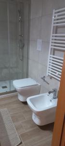 ein Bad mit einem WC, einem Waschbecken und einer Dusche in der Unterkunft vanilla house in Molfetta