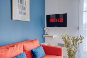 Telewizja i/lub zestaw kina domowego w obiekcie Le bleu, très bien situé 1mn centre commerciale, Disney PARKING GRATUIT