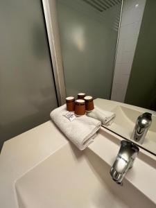 lavabo con 2 toallas y espejo en Ibis Budget Marseille Est Porte d'Aubagne, en Marsella