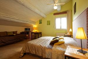 Postel nebo postele na pokoji v ubytování Logis Auberge De Tavel
