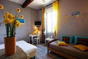 Postel nebo postele na pokoji v ubytování Logis Auberge De Tavel