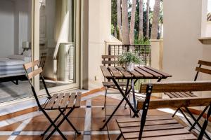 porche con sillas, mesa y cama en FA- Luxury 2 bedroom apt Fuente Aloha en Marbella