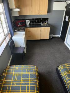 a small room with a bed and a kitchen at Hatfield SAVE-MONEY Rooms - 10over10 for PRICE! in Hatfield