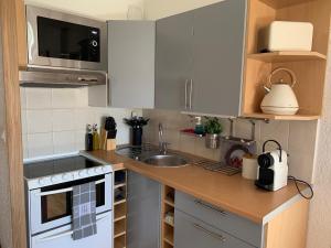 Zdjęcie z galerii obiektu JADE - Appartement climatisé vue et accès mer privé w mieście La Seyne-sur-Mer