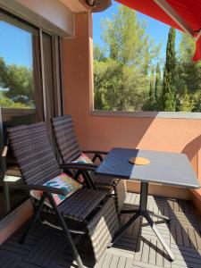 Zdjęcie z galerii obiektu JADE - Appartement climatisé vue et accès mer privé w mieście La Seyne-sur-Mer