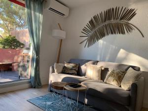 Zdjęcie z galerii obiektu JADE - Appartement climatisé vue et accès mer privé w mieście La Seyne-sur-Mer