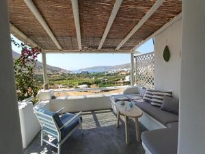 ein Wohnzimmer mit einem Sofa und einem Tisch in der Unterkunft Kykladonisia Amorgos in Amorgós
