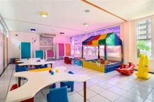 a room with a playground with tables and a play area at Barreirinhas Flat Gran Solare 210 in Barreirinhas