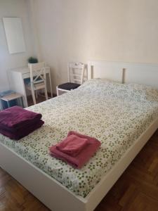 Postel nebo postele na pokoji v ubytování JiMMYS STUDIO, KALIMARMARO