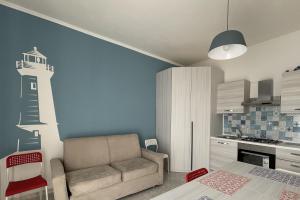 uma sala de estar com um sofá e uma cozinha em the Lighthouse em Castellammare di Stabia