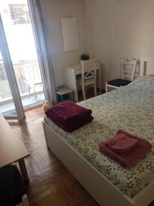 Postel nebo postele na pokoji v ubytování JiMMYS STUDIO, KALIMARMARO
