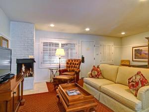 a living room filled with furniture and a fireplace at Wayside Inn in Carmel
