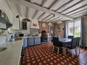 cocina con mesa y sillas en una habitación en Les Gîtes Mina en Mosnes