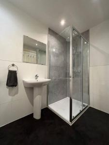 Et badeværelse på Modern Apartment in Dundee City Centre