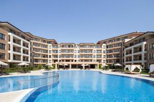 une grande piscine en face d'un bâtiment dans l'établissement Sea Dreams Apartment, à Sveti Vlas