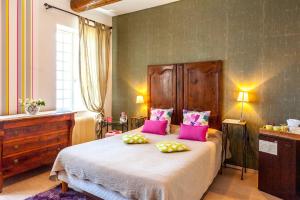 Postel nebo postele na pokoji v ubytování Logis Auberge De Tavel