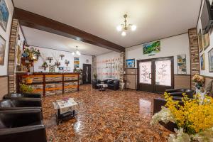 a room with a lobby with chairs and a table at Pensiunea Orizont in Fărcaşa