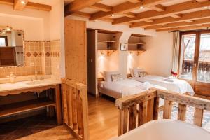 baño con 2 camas y lavabo en una habitación en ALP INN, en Morzine