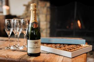 una botella de vino sentada en una mesa con copas de vino en ALP INN, en Morzine 21 fotos más