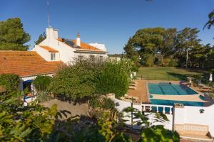 - une vue extérieure sur une maison avec une piscine dans l'établissement Quinta Agave, à Almádena