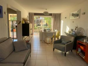 Posedenie v ubytovaní Bright and quiet house with two gardens north shade and south sun
