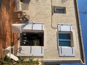 Balkón alebo terasa v ubytovaní Bright and quiet house with two gardens north shade and south sun
