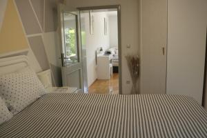 1 dormitorio con 1 cama con edredón blanco y negro en Apartment Elize, en Zagreb