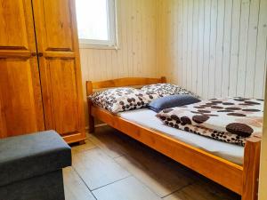 - une chambre avec 2 lits et une fenêtre dans l'établissement Dom Wczasowy Smyk, à Biskupiec