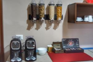 una encimera de cocina con 2 cafeteras espresso en un estante en La Stazione en Piazza Armerina